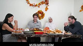 Wow! Thanksgiving-middag blir til hijab-kjæreste-action!
