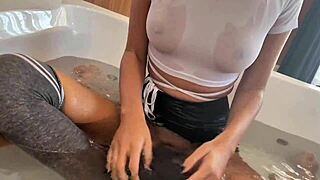 Märkä vaatteellinen pamautus pitkän ruskeaverikön 18+ tarjoilijan kanssa!