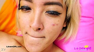 गोरजस एशियन मॉडल अपनी सेक्सी बॉडी दिखाती है