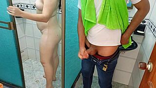 Skrytá kamera v koupelně ji chytí při svlékání. Nakonec ji omylem šukám po sledování.