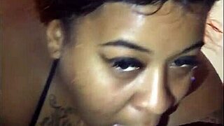 يا، هذه ملكة الحلق تأخذ زب أسود عملاق مثل محترفة!