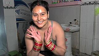 Desi meid Puja Bhabhi rijdt hard op lul voor romige afloop in hete Indiase scène.