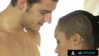 Ik ben verscheurd, getatoeëerde ebony babe raast in nuru massage seks.