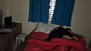 Isteri bertutup mata terkejut kawan aku join aksi bilik tidur panas