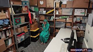 سارقة متجر لطيفة في حجاب تم القبض عليها وضربها بقوة في غرفة الخلفية