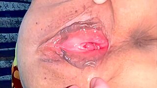 Любительница розовая киска просверлена жестко после потери девственности.