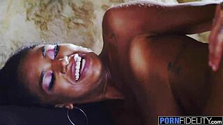 Hey, tjek Tina Fires store titter i Pornfidelity 😍