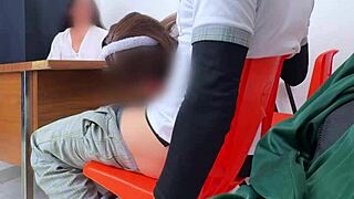 Profesora mexicana prueba a estudiantes con su cuerpo para aprobar.