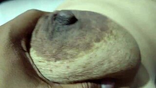 Indická manželka podvádza s domácim, kým manžel pracuje v kancelárii. Pozri si tú parnú aféru.