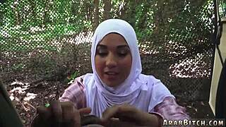 Brune sexy de 18 ans se déshabille pour une action de trio sauvage