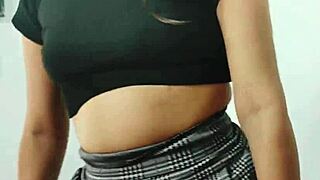 ابنة الزوج الساخنة في تنورة مدرسية 18+ تغري أب الزوج وتنتهي في سريره! 😍