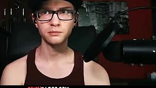 Красотка с большими натуральными сиськами дрочит на камеру, пока брат смотрит