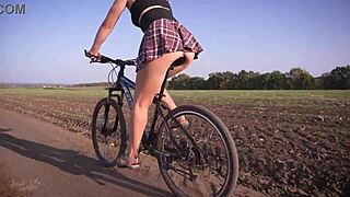 Školarka vozi bicikl pokazujući bele gaćice ispod suknje!