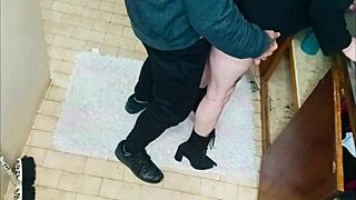 Loodgieter repareert gootsteen en wordt nat 😏