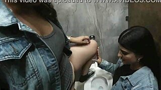 זר מפתה בכסף לחוויה עם ויברטור בקניון