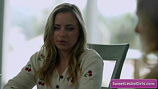 Blonde geile tiener 18+ verleidt haar grote tieten stiefmoeder Julia Ann... oeps!