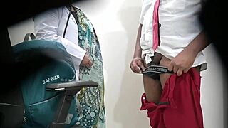 Kvindelig læge undersøger skoledrenges pik på hospitalskontrol. Det bliver hurtigt varmt.