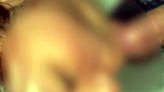 Mahasiswa cewek nyepong kontol gue keluar kampus