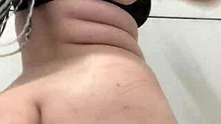 बाथ में मेरा बड़ा क्लिट शो कर रही हूं