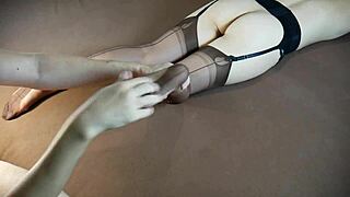 왜 이 스타킹 입은 흥분한 밀프가 발 마사지를 그렇게 갈구할까?