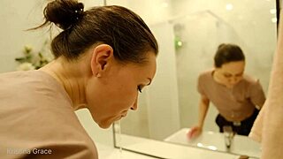 Парное утро Кристины разворачивается на кухне с чувственными вибрациями