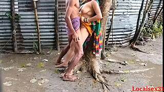 बंगाली बौदी के साथ बारिश में आउटडोर हार्डकोर डॉगीस्टाइल सेक्स।