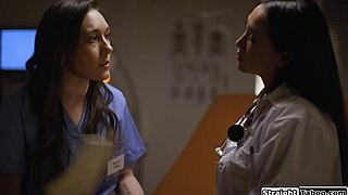 हे नर्स, क्या तुम इस लातीना डॉक्टर को किस और चाटने दोगी ताकि हम ट्रबल से बचें?