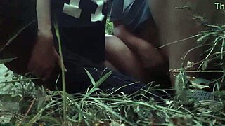 neverím, aké divoké je vonkajšie masturbovanie s dievčatami!