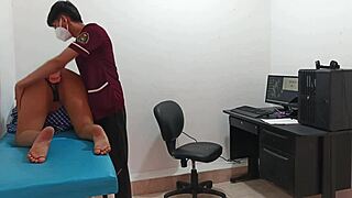 Hvorfor banker denne perverse læge en liderlig teen 18+ fisse i uniform?