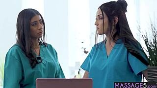 Γλυκιά έφηβη 18+ κάνει μασάζ στην πούτσα της καυτής γκόμενας μετά από έντονο μασάζ σώματος!