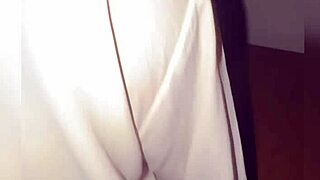 Leraren MILF met grote natuurlijke tieten geneukt door student 's nachts