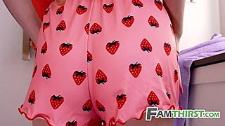 Uh, üvey kızla doğum günü sikişi, gelenek gibi, biliyon mu?