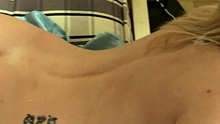 Două MILF curve futute tare în acțiune doggy.