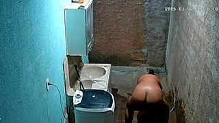 Rejtett Kamera Kapja Lencsevégre a Latin Mostohaanyát Borotválkozás Közben, Miközben a Mostohafiú Leselkedik