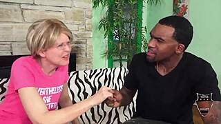 Kort hår Jamie Foster i briller rir Rome Majors store svarte kuk