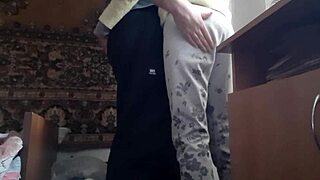 Amını pis telefonla ısıtıyor tuvalet fetişinde