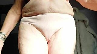 Alman nine eğlence için kıllı amına salatalık sokuyor