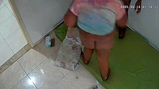 Nemůžu tomu uvěřit, chytil jsem svou ženu, jak podvádí se sousedem na skryté kameře.