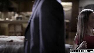 เอ่อ, ได้ยินไหมว่าคู่รักคู่นี้จับสาว 18+ ที่เดินทางด้วยรถยนต์เพื่อกลุ่มสามคนสุดเฟี้ยว?