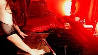 ちっちゃい18+ペニスのシーメール、今すぐマンコとアナルをポンド！