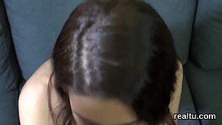 Tsjekkisk tenåring forført i kjøpesenter og kneppet hardt i POV!