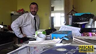 Håndjern milf underkastet dybt halset for klæbrig sæd. Hun er bundet stramt!