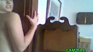 Tânără obsedată 18+ împărtășește confesiuni de sex nud pe webcam