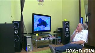 Gorąca Azjatycka Dziewczyna Mocno Ruchana przez Starego Rosjanina!