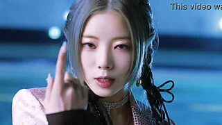 Frekk hotelleller drikker store svarte inntrengerens klebrige last