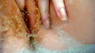 Annie telo se kopa v ogromnih udobnih mehurčkih