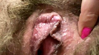 Два пъти оргазъм с космат близък план соло игра, толкова мокра.