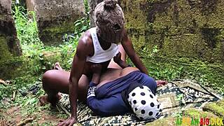 Zločesta devojka žudi za velikim kurcem i uvek moli za više tokom brzog assplay-a.