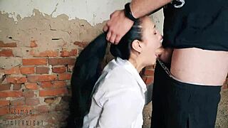 Verdorie, langharige tiener 18+ wordt hard in haar gezicht geneukt in verlaten huis! 😱