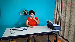 Sexretaria mostra figa su telecamera sicurezza sotto scrivania